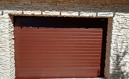 Подъемные ворота Алютех для гаража загородного дома